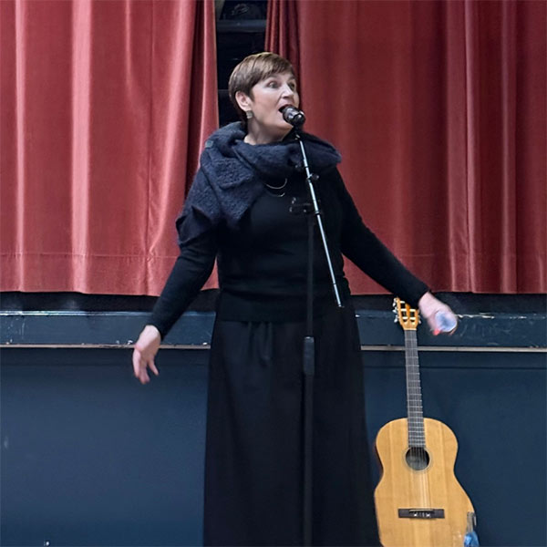 Marta Doehler-Behzadi singt